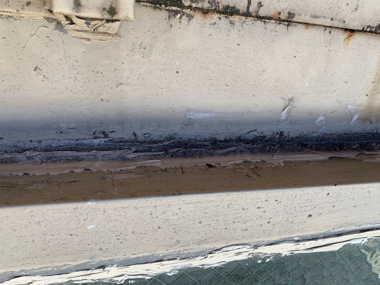 雨漏りが起こっている屋根との取り合い部分