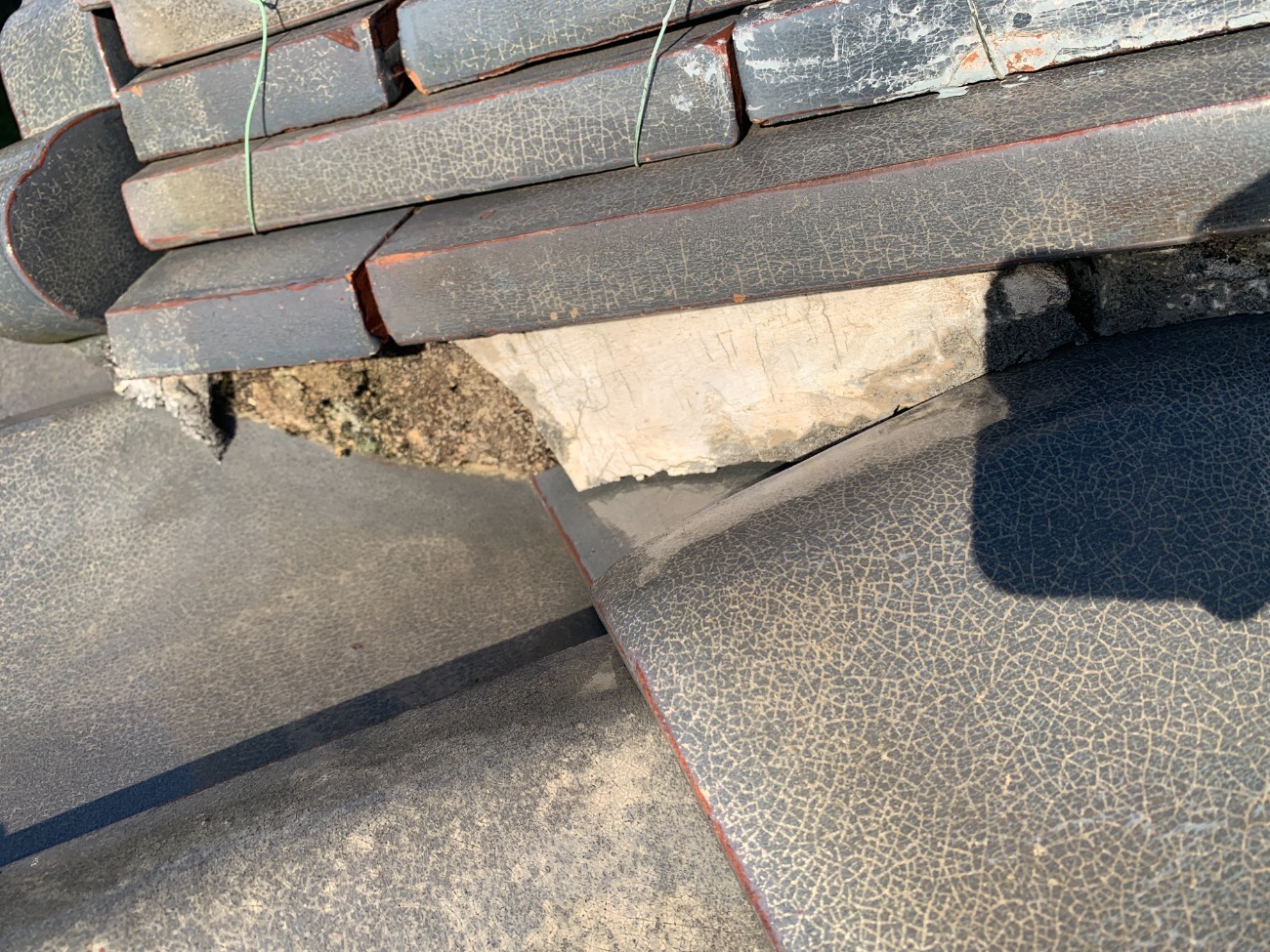 著しく劣化した瓦の漆喰