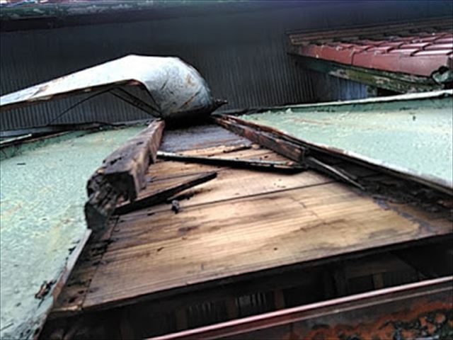 トタンがめくれた屋根