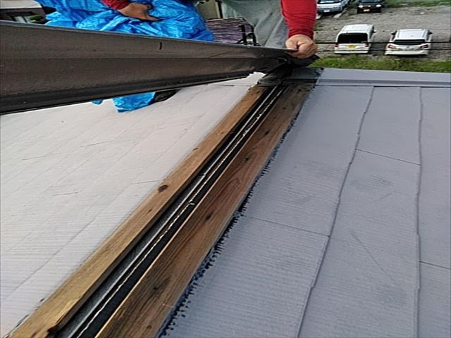 塗装したてで屋根カバー工事