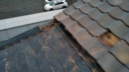 増築部の金属屋根が飛ばされる