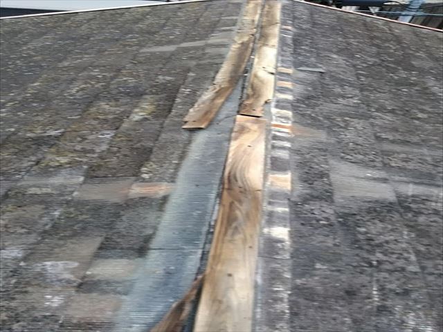 飛ばされた古いスレート屋根のカバー工事