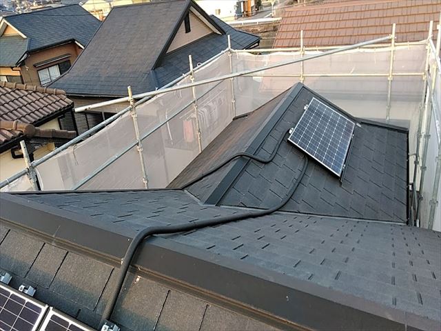 太陽光のある屋根のカバー工事