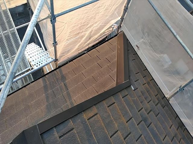 太陽光のある屋根のカバー工事