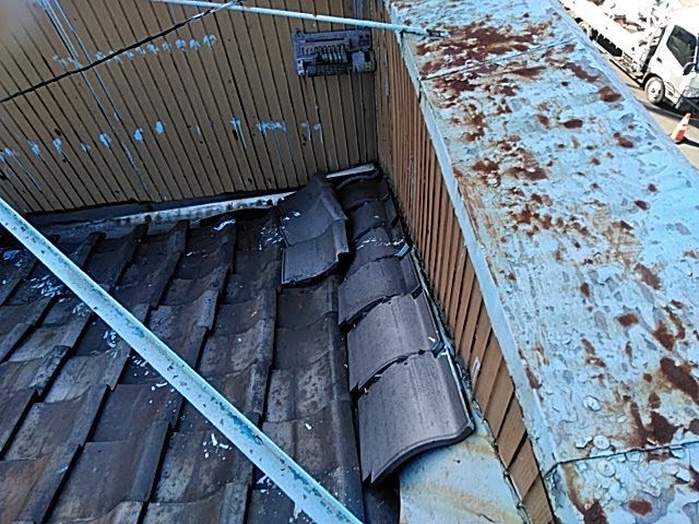 ビルの屋根瓦の点検
