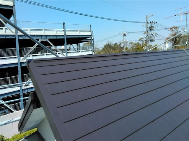大型商業施設向かいの屋根をカバー工事
