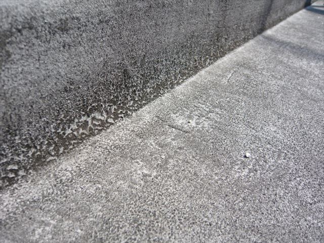 車庫の屋根の防水塗膜