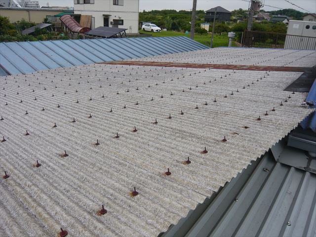 工場と事務所間の通路の屋根