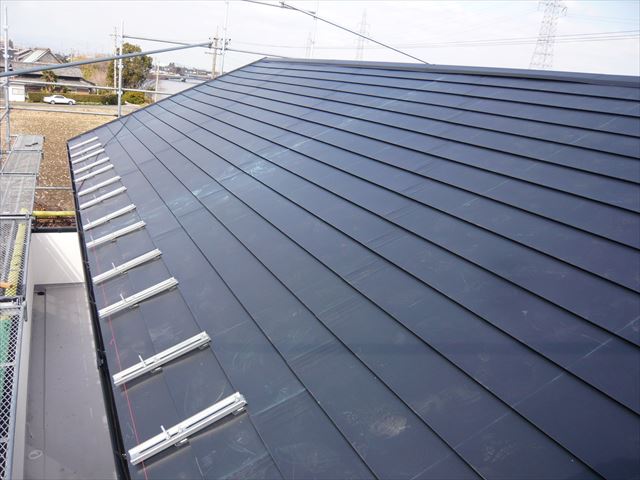 弥富市にてスレートのカバー工事が終わり、太陽光パネルを復旧