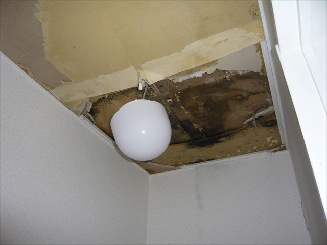 トイレの天井が抜け落ちた