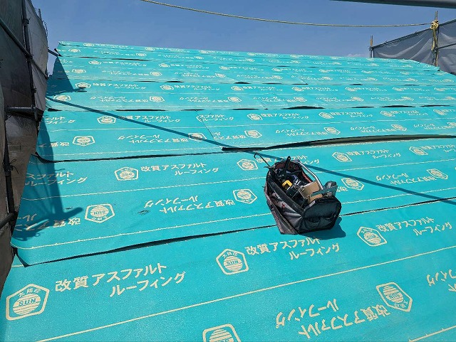屋根カバー工法の防水シート貼り工程