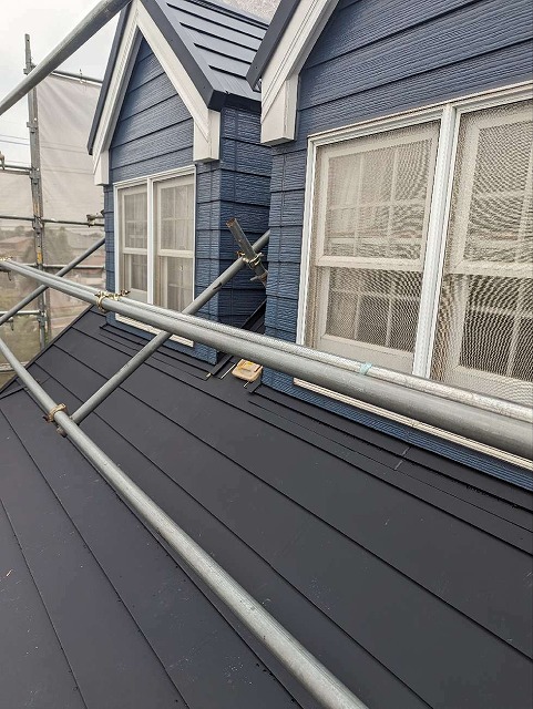 カバー工法による屋根工事が完了した住宅のドーマー部分