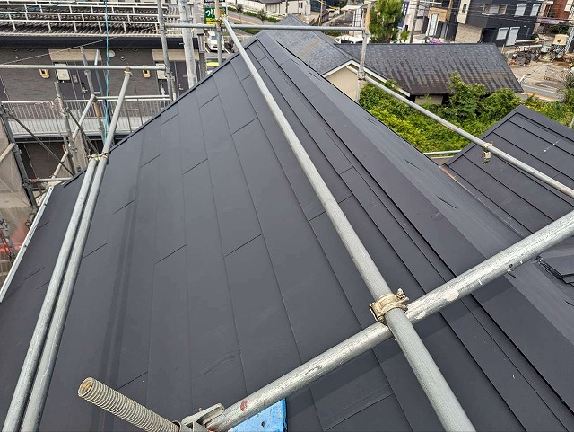 ガルバリウム鋼板屋根によるカバー工法で施工が完了した屋根の状況