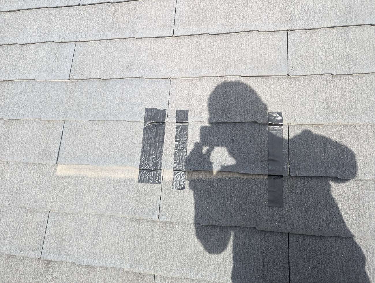 応急処理を施したスレート屋根