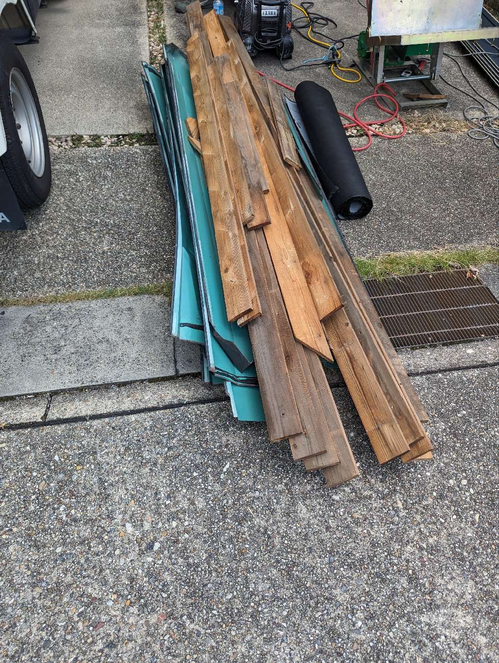 取り外した棟板金と貫板
