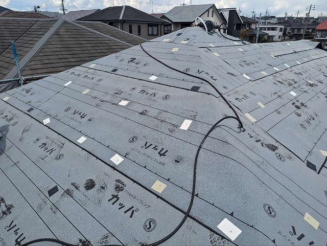 屋根カバー工法で改質アスファルトルーフィングを施工した状況
