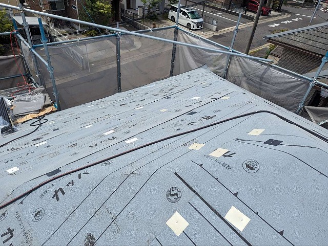 屋根カバー工法のルーフィング貼り工程