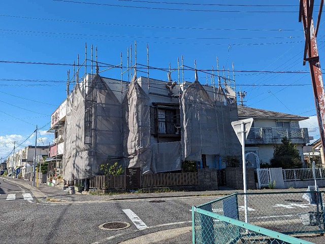 名古屋市天白区にて過去のカバー工事箇所の除去と折板屋根工事のための足場設置の様子