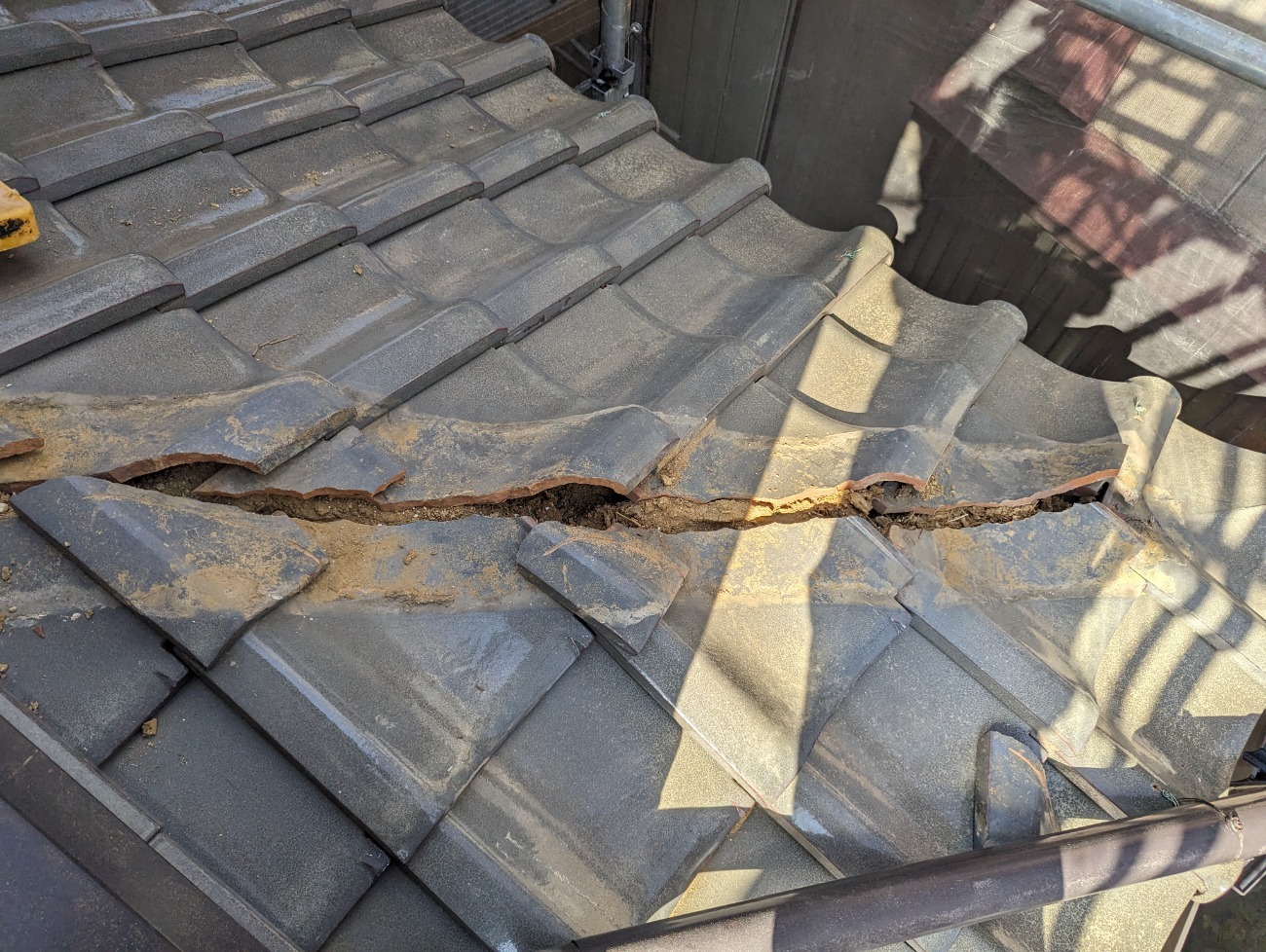 棟瓦や葺き土、漆喰などを取り除いた状況