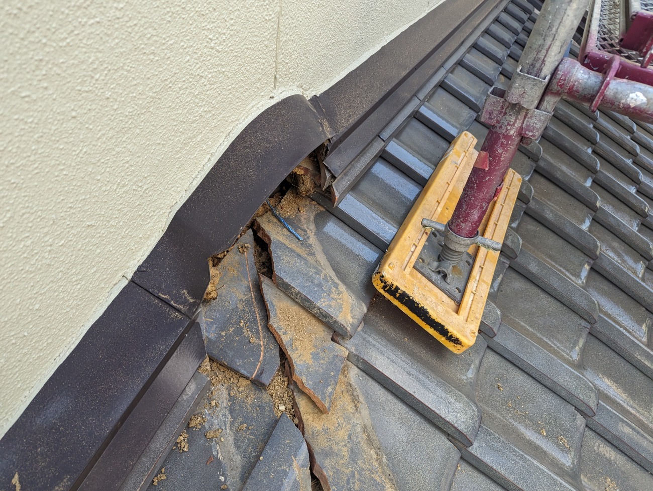 棟瓦取り直し工事の既存棟瓦や漆喰などの撤去