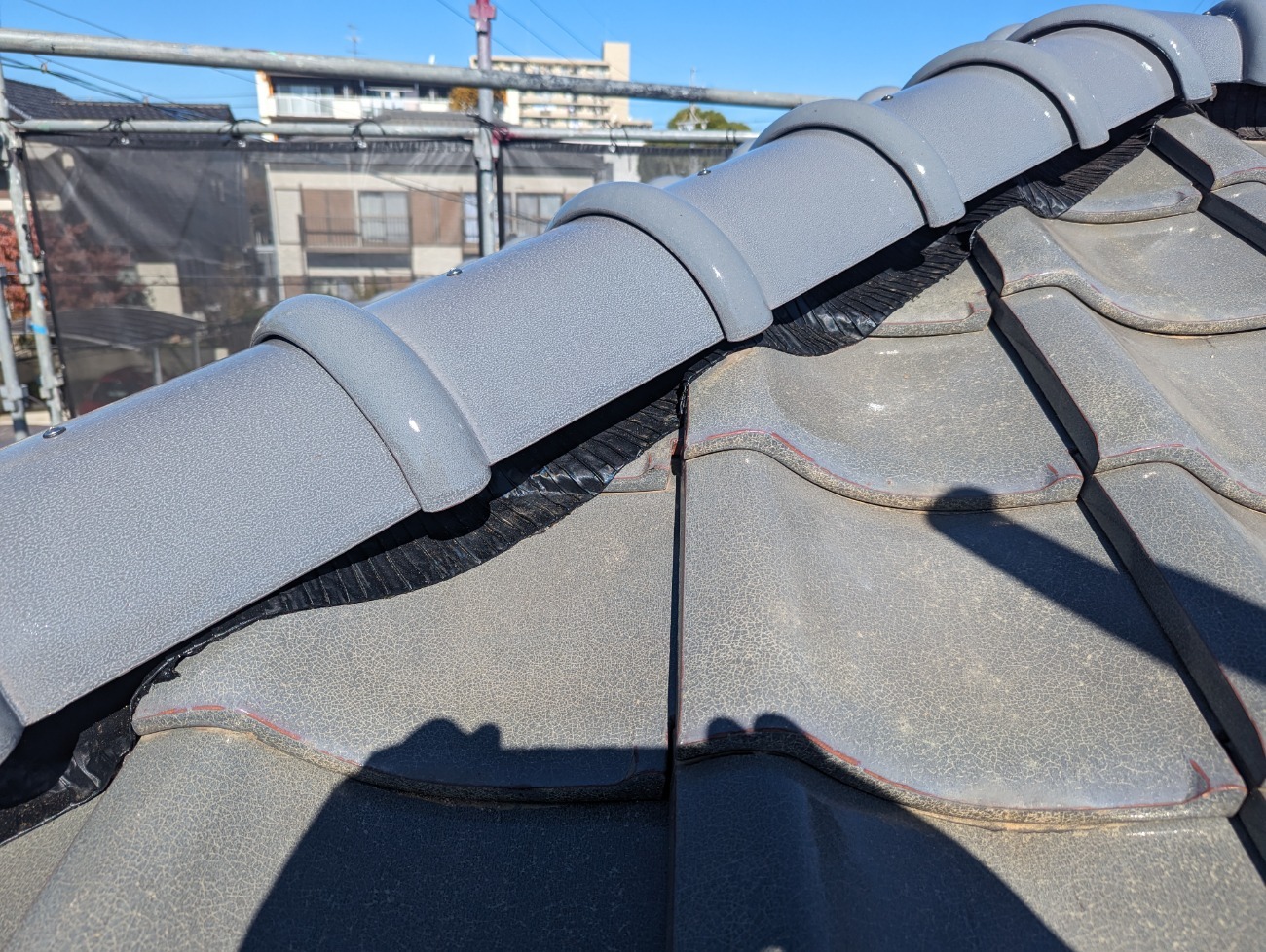 新たな冠瓦をビスで固