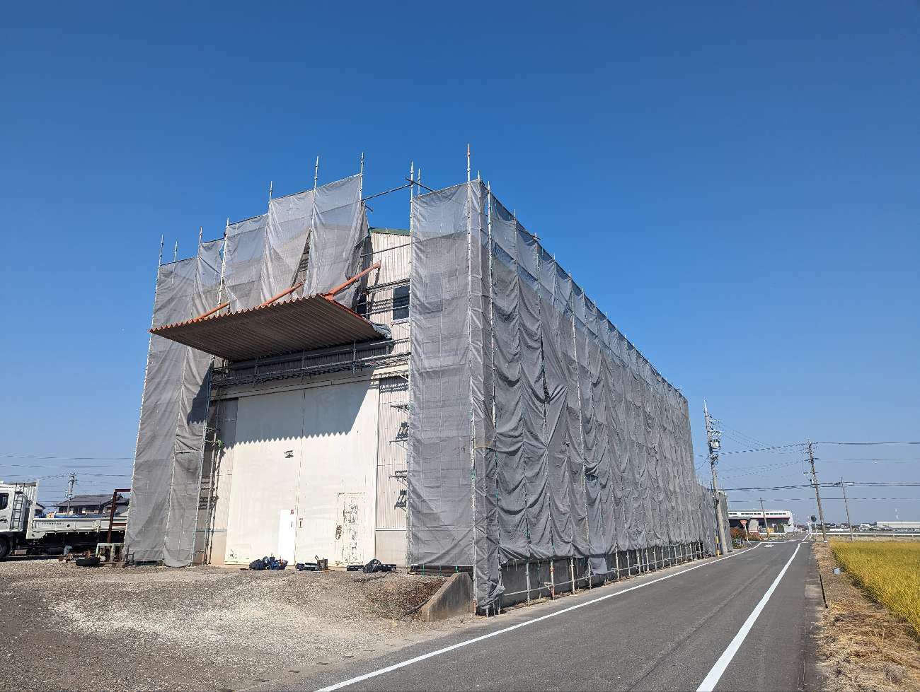 工場建物メンテナンスのための足場設置