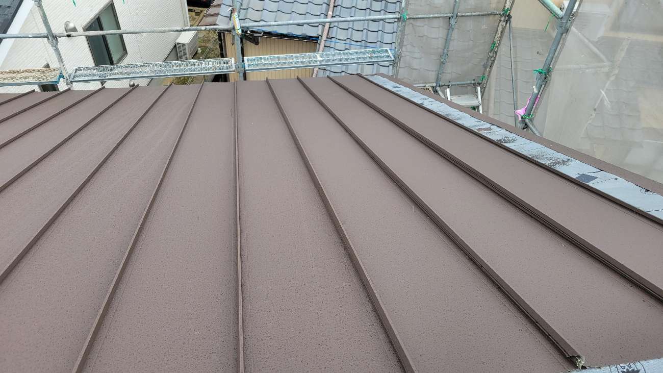 東郷町　きれいに並べられた屋根材