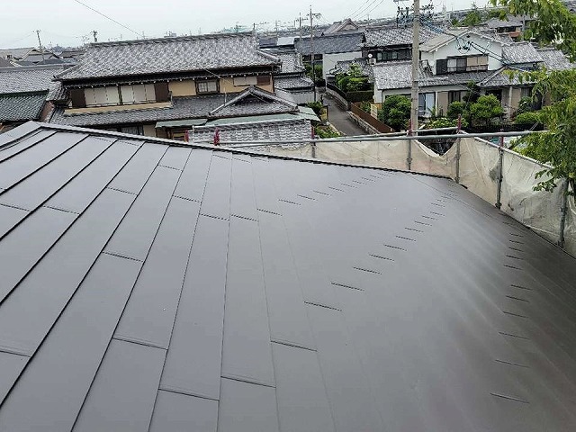 名古屋市緑区　カバー工法で順番に屋根材を設置