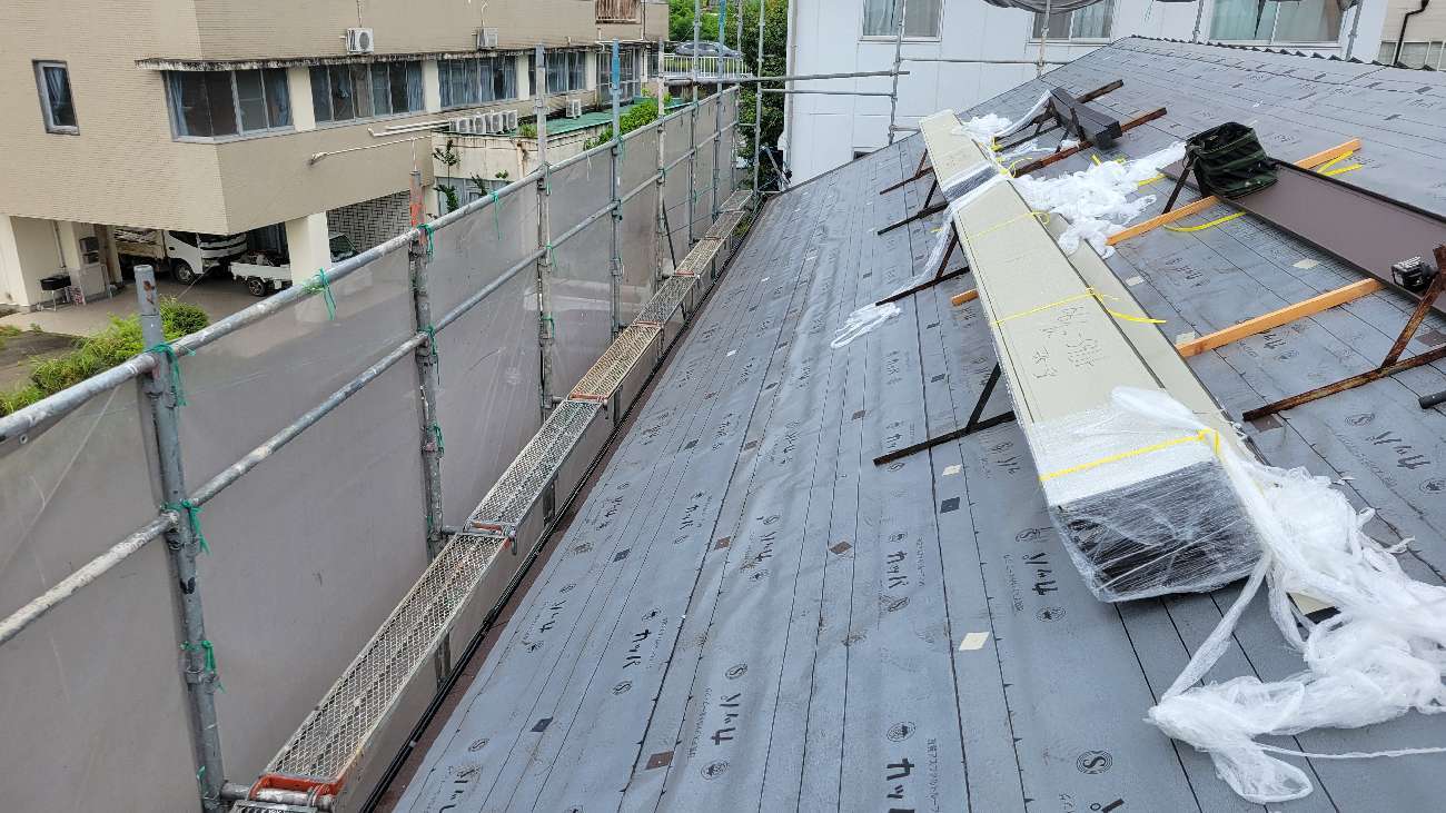 東郷町　屋根の防水シート施工