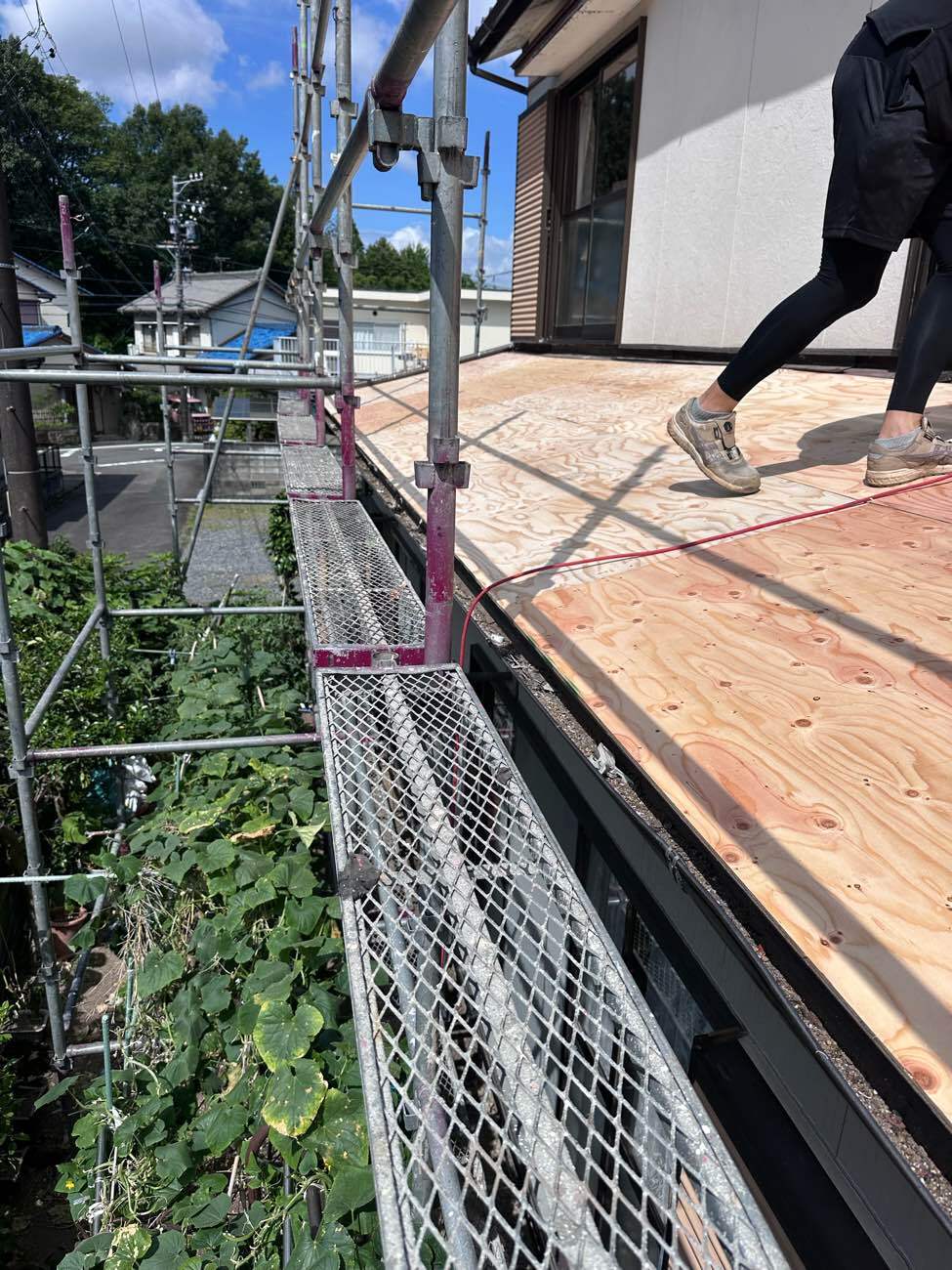 日進市　下屋根のベニヤ板設置