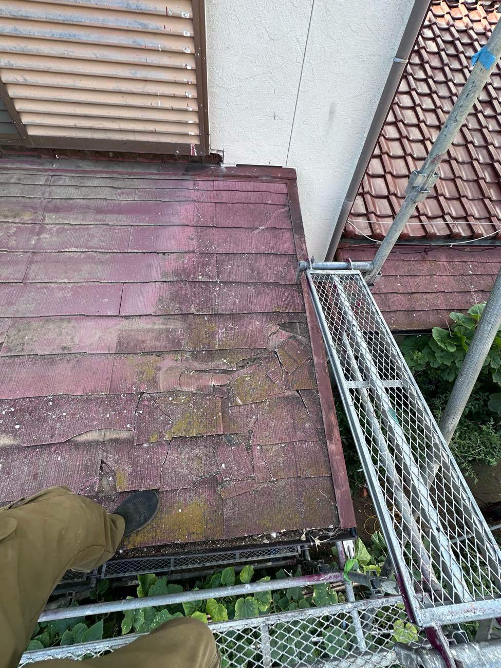 日進市　割れた下屋根