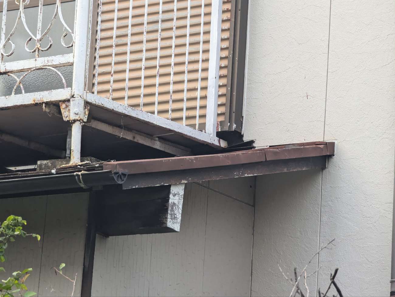 日進市　劣化したベランダの様子