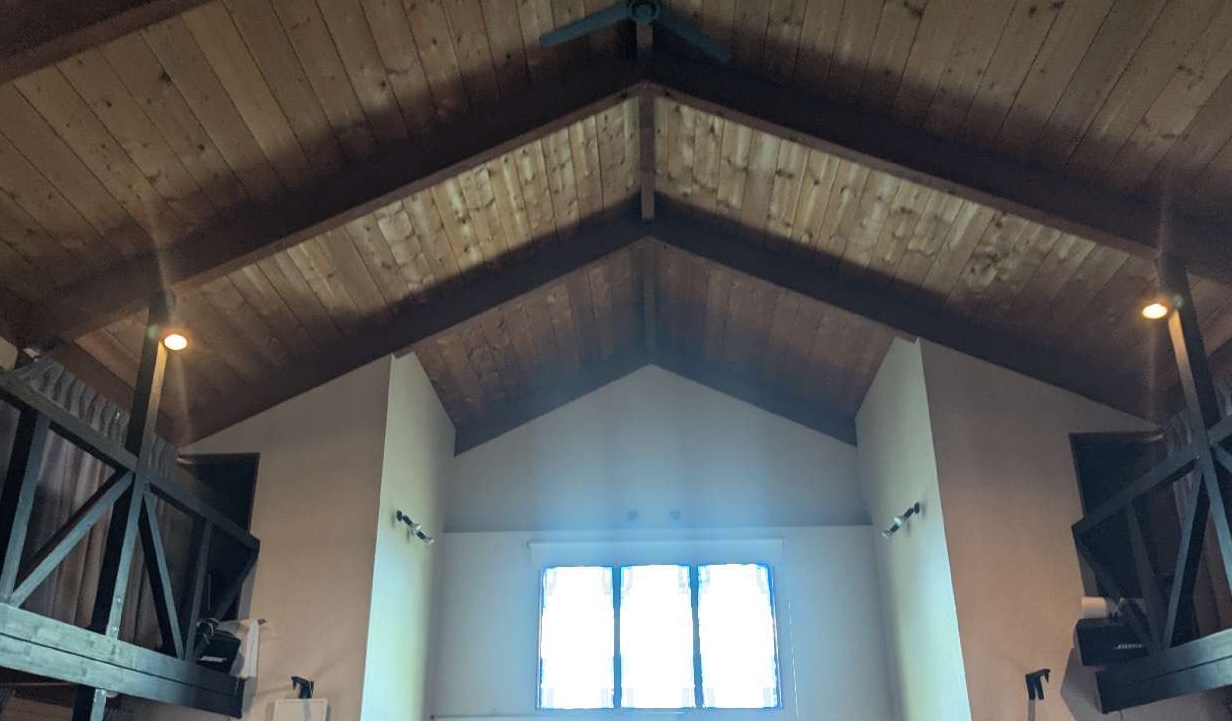 東郷町　教会の高い天井