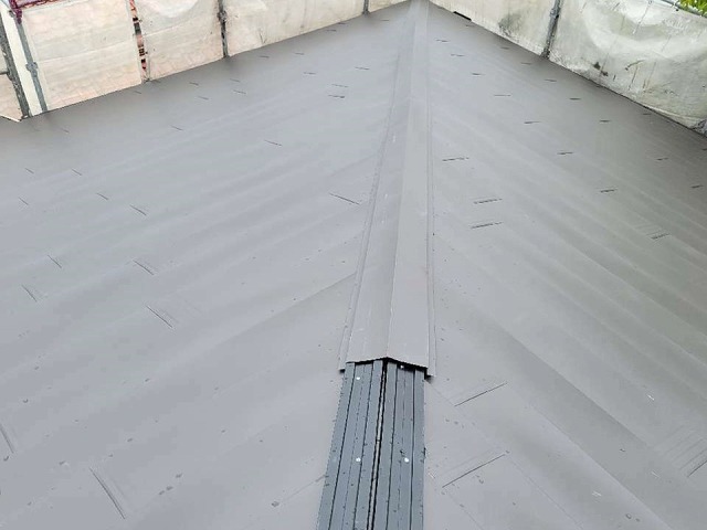 名古屋市緑区　棟板金を被せていく