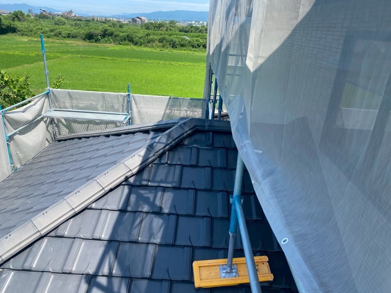 日進市　屋根に足場を設置