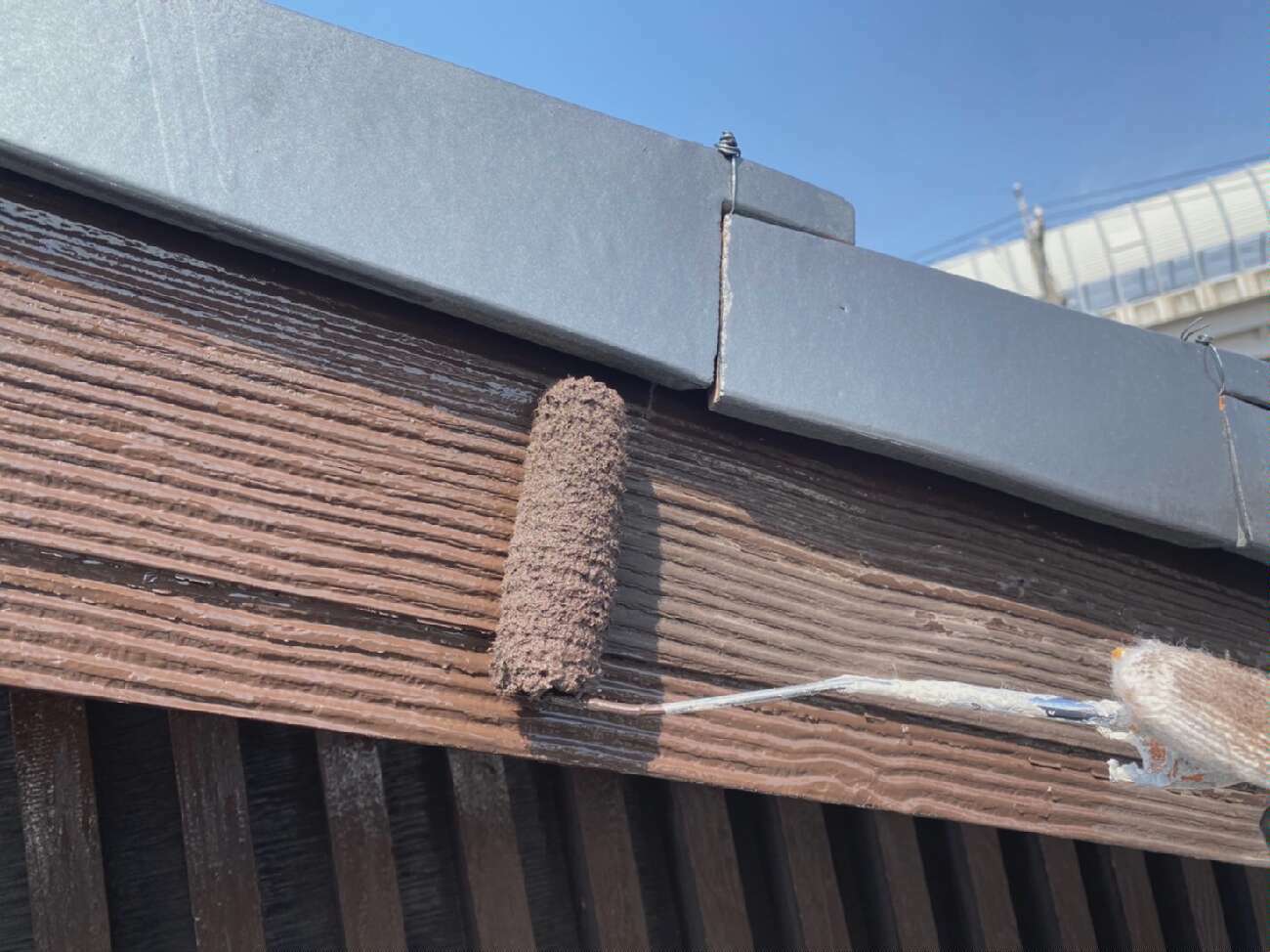 木部専用塗料を塗布