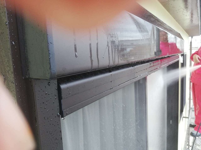 住宅の窓サッシや網戸を高圧洗浄