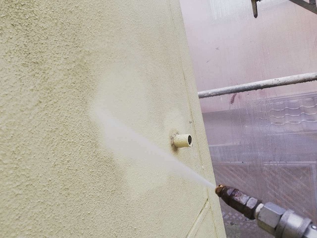 高圧洗浄で汚れが落ちてきれいになる住宅の外壁