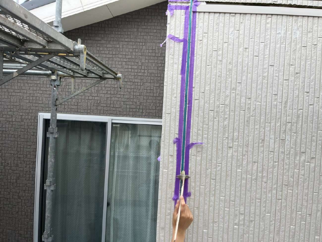 目地内にプライマーを塗布