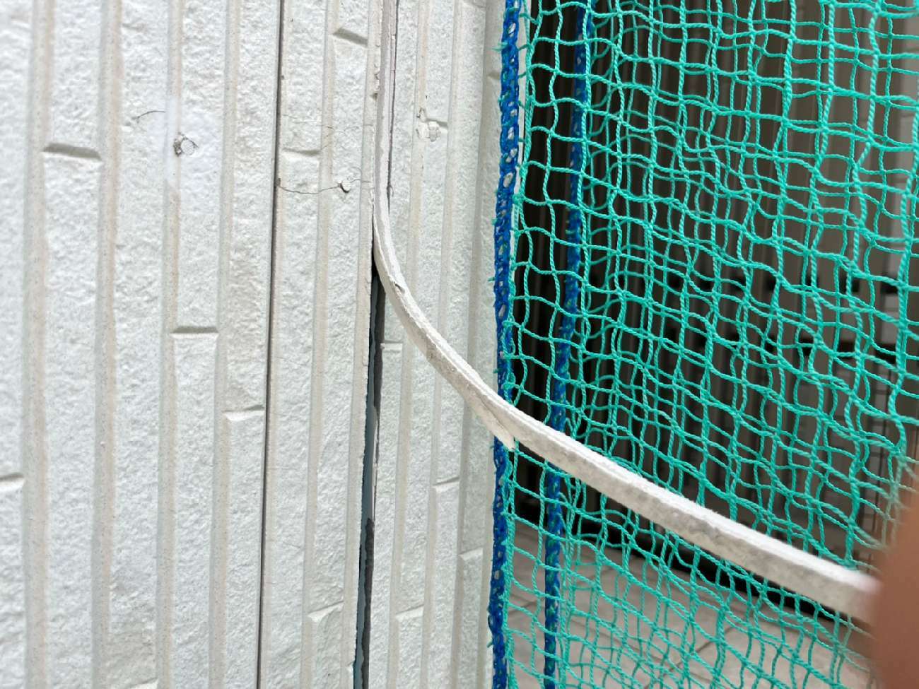 古いコーキングの除去作業