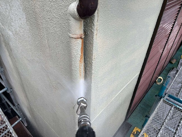 汚れやサビがある雨樋や外壁などに高圧洗浄