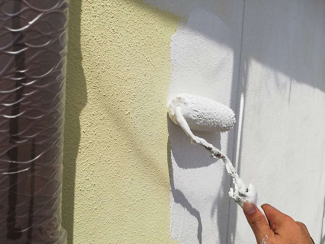 ローラーを使った外壁塗装の下塗り施工