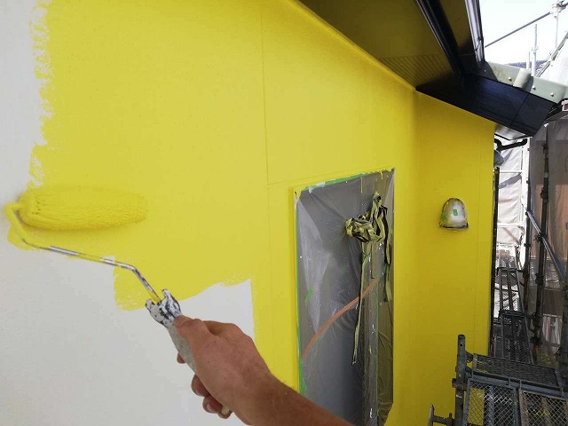 外壁塗装の中塗り施工状況