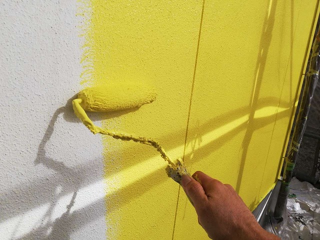 黄色の塗料を使った中塗りの施工