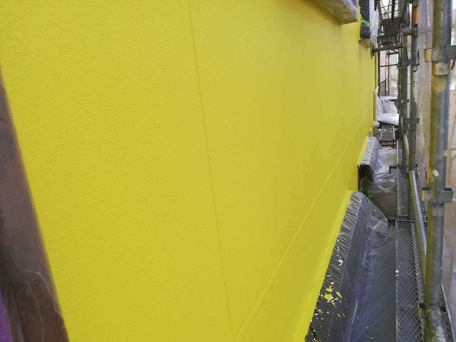 外壁サイディングに黄色の塗料で仕上げ塗装