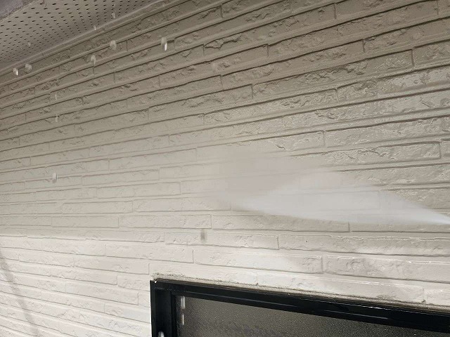 外壁サイディングの汚れや古い塗膜を高圧洗浄