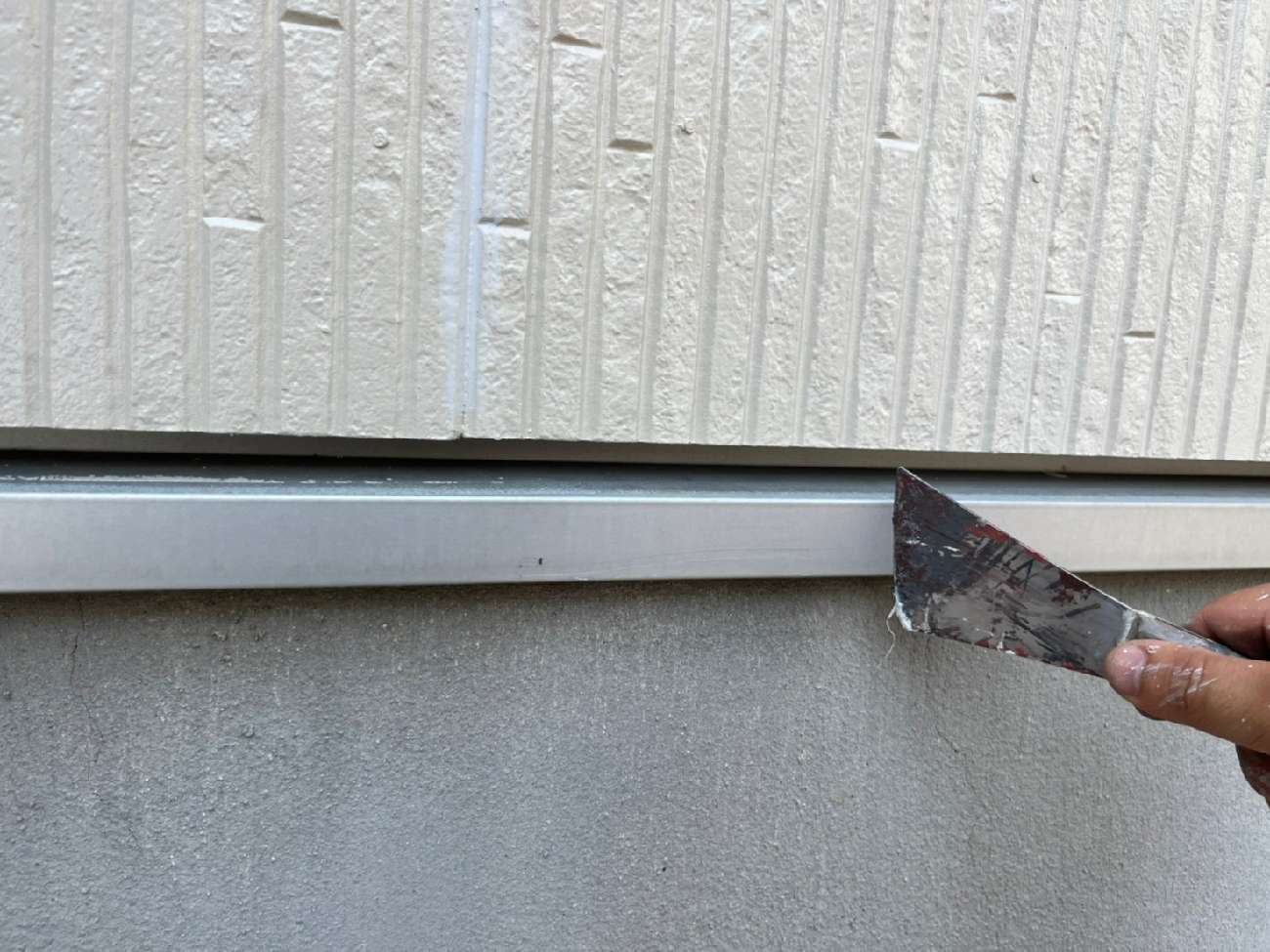 ヘラを用いた下地処理