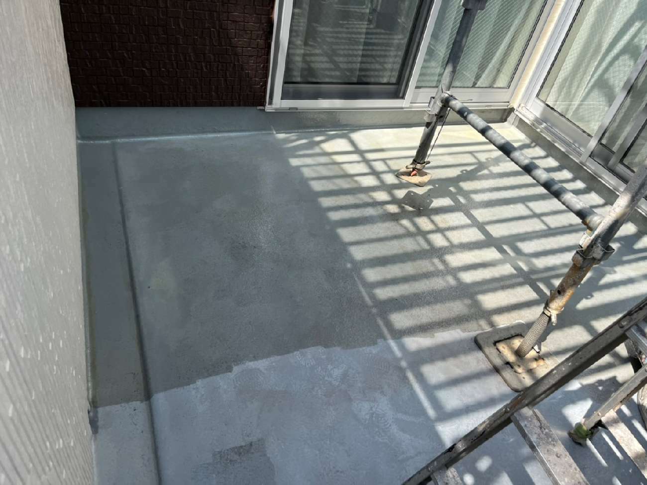 トップコート塗布前のベランダ床