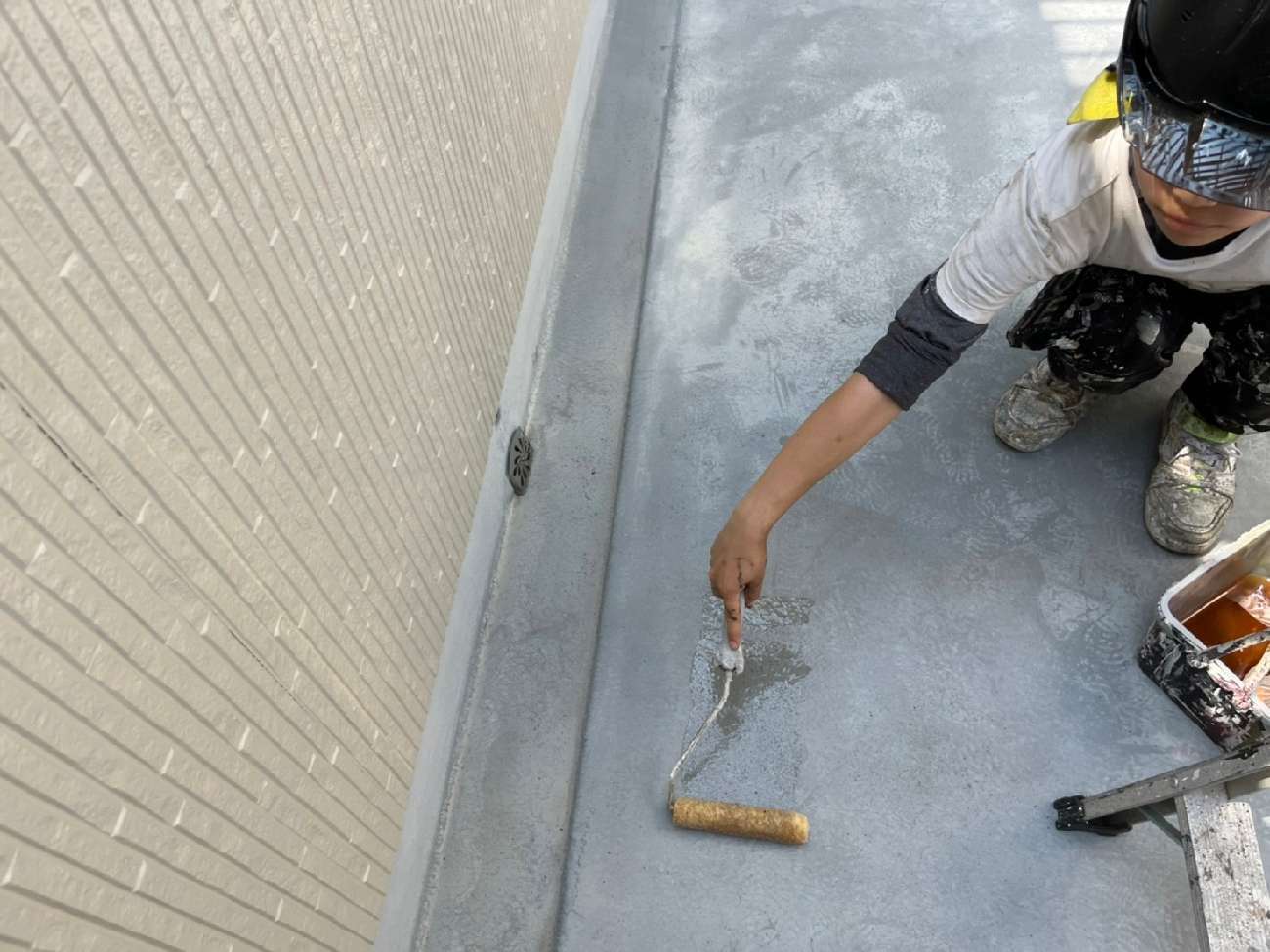 床面にプライマーを塗布