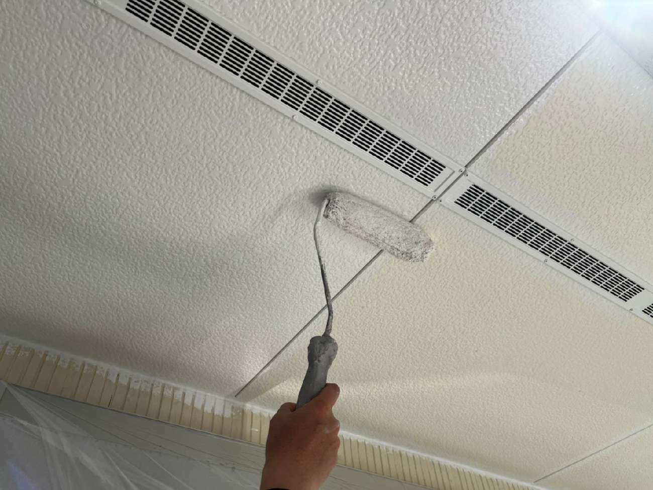 軒天塗装の様子